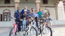 Kur’an Kursu öğrencilerine bisiklet hediyesi