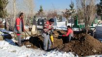 Toprağın buz tuttuğu Erzurum'da toplu mezar kazılıyor